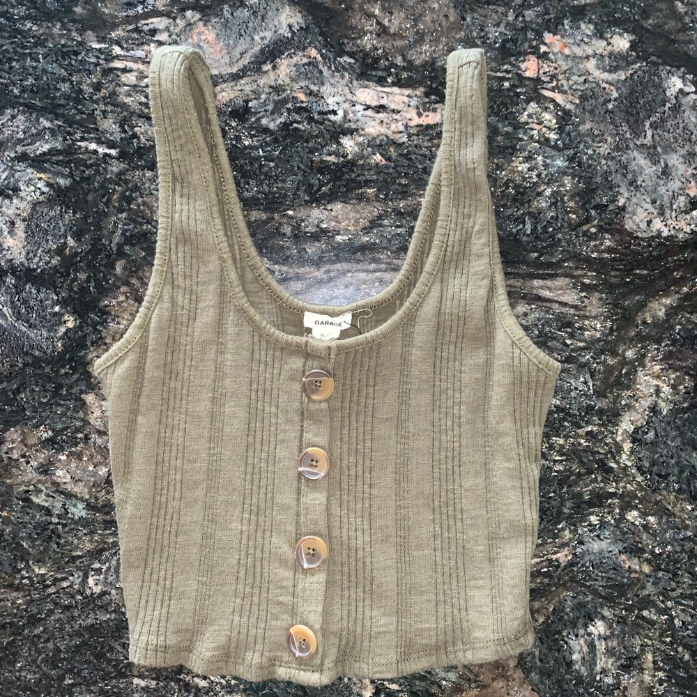 button front cropped tank ✨